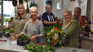 Verschiedene Aufgaben fallen im Blumenhaus Kaufmann an: Im Laden bedienen, Bestellungen abarbeiten und ausfahren, Topfpflanzen kontrollieren und die Pflege von Gräbern.