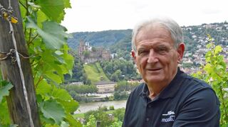 Michael Szabo im Weinberg auf dem Kaffelstein – einem seiner Lieblingsorte.