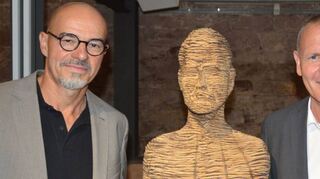 Künstler Gil Topaz (links), hier mit Marktheidenfelds Bürgermeister Thomas Stamm, führt am Sonntag durch die Ausstellung „Die Appia-Figuren“.