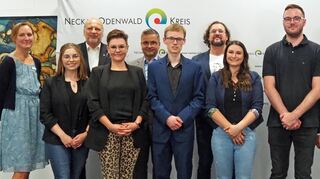 Die Landarzt-Stipendiatinnen und -stipendiaten Aaron Falkner, Christina Egner und Marcel Wilke mit Landrat Dr. Achim Brötel und ihren Mentoren und Unterstützern.