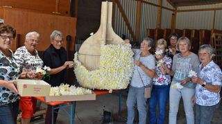 Rund ein Dutzend ehrenamtliche Helferinnen der Stadt Röttingen beim Erstellen des Motivwagens zum Motto 45 Jahre Städtepartnerschaft mit Bad Mitterndorf mit dem bekannten Narzissen-Fest in Bad Aussee.