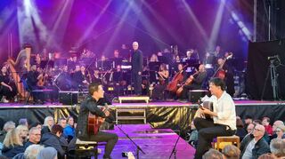 Gemeinsam mit dem 37-köpfigen Orchester der „Neuen Philharmonie Frankfurt“ führten Alexander Kilian (links) und Jan Pascal von „Café del Mundo“ erstmals ihr Album „Symphonic“ live auf – und das am Lieblingsort in ihrer Heimatstadt: in Buchen am Wartturm.