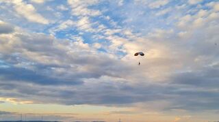 Spektakuläre Ankunft: Jan Pascal und Alexander Kilian sprangen aus einem Flugzeug und landete mit einem Gleitschirm neben der Bühne.