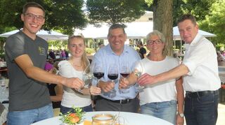 Trotz einiger Wetterkapriolen waren die Verantwortlichen zufrieden und hatten Grund zur guten Laune. Auf dem Bild von links: Johannes Sack (Weingut Johann August Sack, Lauda), die Taubertäler Weinkönigin Christina Wille vom Winzerhof Wille, Uschi Pauer von den Becksteiner Winzern sowie Geschäftsführer Veith Sambeth von der WG Markelsheim.