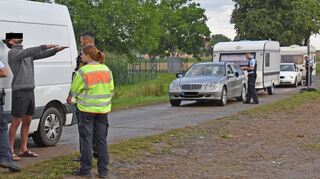 Ein Blick in die Fahrzeuge wurde immer geworfen. Manch Fahrer wurde einem Koordinationstest unterzogen.