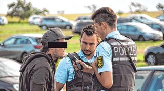 Bitte einmal pusten. Zahlreiche Festivalbesucher wurden bei ihrer Abreise am Montagmorgen von der Polizei kontrolliert.