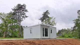 So sah der etwa 35 Quadratmeter große Container im „Rohzustand“ aus, bevor er mit Holz verkleidet wurde.