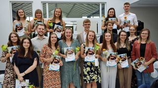 Strahlende Gesichter: 17 Absolventinnen und Absolventen haben ihre Physiotherapieausbildung an der Fachschule Sanitas Tauberfranken in Bad Mergentheim abgeschlossen.