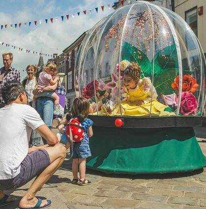 Erstmals in Bad Mergentheim dabei ist das magische Mikrotheater „Living Show Globe“ aus England, das durchs Publikum gleitet