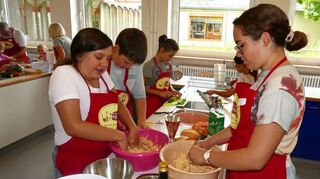 Mit großem Eifer und viel Spaß bereiteten Kinder im Rahmen der Freudenberger Ferienspiele ein Menü zu und aßen es gemeinsam mit ihren Betreuern.