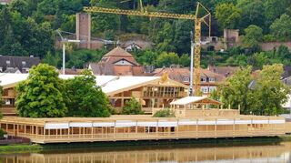 Die Vorbereitungen für die Michaelismesse laufen: Das Festzelt wird aufgebaut.