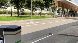 Vor den Dienststellen des Landratsamts in Mosbach (links) und Buchen stehen seit Kurzem öffentliche Ladepunkte für Elektrofahrzeuge zur Verfügung.