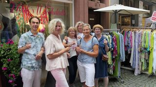 entspannt durch die Geschäfte in der Altsatdt bummeln und dazu einen guten Wein genießen: diese Kombinationvon „Shoppen und Schöppeln“ lockte am Dienstagwieder viele Gäste in die Wertheimer Altstadt.