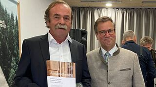 Minister Hauk (rechts) zeichnete Egon Bermayer aus.