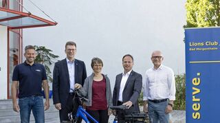Preis übergeben: (von rechts) Ansmann AG Vorstand Thilo Hack, Lions-Präsident Joachim Döffinger, Gewinnerin Birgit Quenzer, Pastpräsident Prof. Dr. Axel Gerloff, und Jürgen Unterwandling, Ansmann AG Leitung Werksverkauf.