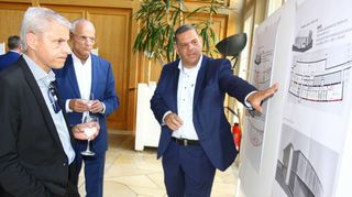 In der Wandelhalle stellte Kurdirektor Sven Dell (rechts) die Planungen für die Sanierung vor. Links Staatssekretär Dr. Patrick Rapp, in der Mitte der Präsident des Heilbäderverbands Baden-Württemberg, Fritz Link.