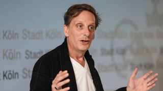 Regisseur Kay Voges, zukünftiger Intendant des Schauspiels Köln, auf der Pressekonferenz seiner künftigen Arbeitgeberin, der Stadt Köln.