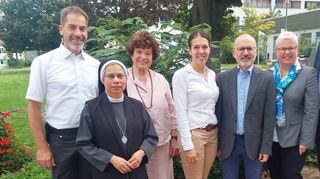 Krankenhauspfarrer Paul Kugler (Dritter von rechts) wurde nach fünfjährigem Dienst als Pfarrer am Caritas-Krankenhaus Bad Mergentheim verabschiedet. Unser Bild zeigt ihn zusammen mit (von links) dem Hausoberen Michael Raditsch, Sr. Bincy, Ruth Hartung, Ulrike Weiß (alle Seelsorgeteam), Krankenhauspfarrerin Susanna Herr und Regionalleiter Thomas Wigant.