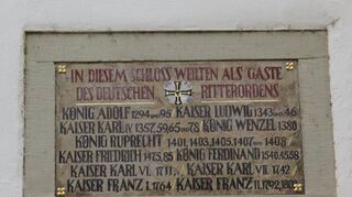 Kaiser und Könige waren über die Jahrhunderte in Mergentheim zu Gast, wie die Inschriftentafel im äußeren Schlosshof verrät. Die neue Serie spiegelt in Zitaten und Ansichten nicht nur das vergangene Mergentheim.