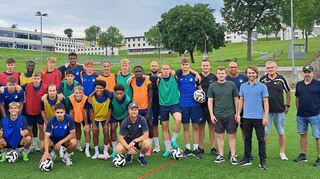 Gewinn für beide Seiten: Die komplette U 19 Mannschaft der TSG 1899 Hoffenheim mit Cheftrainer Tobias Nubbemeyer und seinem Team sowie Jörn Schuler, der pädagogische Begleiter der TSG Akademie, besuchte die Justizvollzugsanstalt Adelsheim.