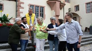 Bei „Wein am Schloss“ am 1. und 2. September verwandelt sich der Platz wieder in eine Weinlaube. Dementsprechend freuen sich die Organisatoren (von links) Claudia Wölpper-Murphy, Vishal Sharma, Wolfram Schlachter, Dr. Sabine Münch, Jutta Schneider, Weronika Tokarczyk und Julius Straub.