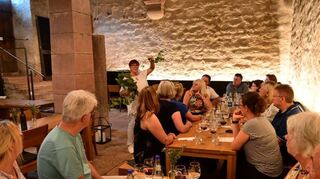 Informativ und unterhaltsam war die Weinprobe mit Weingästeführerin Gudrun Weiske im Kloster Bronnbach.