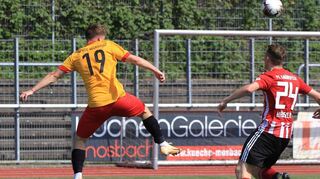 Der FC Grünsfeld (hier in Rot-Weiß) erkämpfte sich in Neckarelz nach einem 0:2-Rückstand noch ein 2:2-Unentschieden.