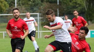Die SpG Distelhausen/Lauda II (hier in den roten Trikots) holte beim leicht favorisierten TSV Assamstadt II einen Auswärtspunkt.