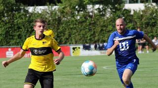 Der 1. FC Igersheim (gelbe Trikots) kämpfte sich nach dem 0:2-Rückstand zwar noch einmal heran, unterlag dem SV Berlichingen/Jagsthausen dann aber doch.