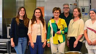 Sie blickten hinter die Kulissen des Waldschulheims Kloster Schöntal: Anna Schwarz (Regionalmanagerin Bio-Musterregion Hohenlohe), Vanessa Egger (Projektkoordinatorin „Bio in der Gemeinschaftsverpflegung“), Staatssekretärin Sabine Kurtz, Roland Hartz (ForstBW), Sandy Hägele (Betriebsleiterin Waldschulheim Kloster Schöntal) zusammen mit den Auszubildenden des Waldschulheims (von links).