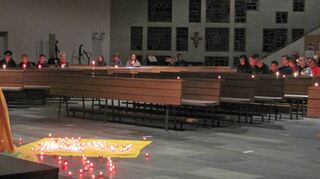 Die Jugend-Wallfahrt in Walldürn findet am 15. und 16. September statt. Das Bild zeigt Eindrücke von der letztjährigen Jugend-Wallfahrt beim Taizé-Gebet in der St. Marienkirche.