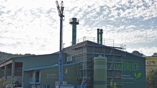 Am Holzhackschnitzel-Heizkraftwerk des Stadtwerks Tauberfranken haben die Arbeiten für eine größere Wärmeerzeugung begonnen.