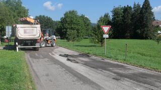 Die Sanierung eines Abschnitts der Kreisstraße 2879 von der L 2310 zum Ortseingang Boxtal hat begonnen. Am Montagvormittag erfolgten die Fräsarbeiten.