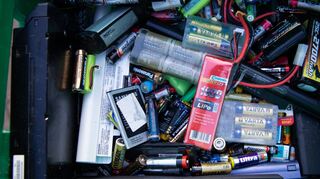 Alte Batterien und Akkus sollen in Sammelbehältern entsorgt werden.