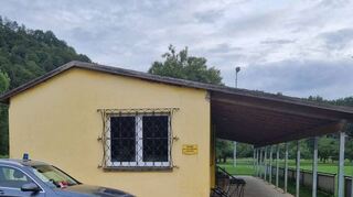 Hinter dem Vereinsheim am alten Sportplatz in Unterbalbach wurde Ende Juli eine obdachlose Frau bei einer mutmaßlichen Gewalttat lebensgefährlich verletzt. Die polizeilichen Ermittlungen laufen derzeit noch.