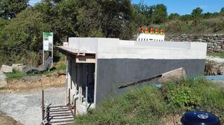 Das Untergeschoss steht bereits – hier wird künftig Arbeitsmaterial für den Bürgerweinberg gelagert. „On top“ kommt eine Schutzhütte im traditionellen Stil. Sie soll sich in die Kulturlandschaft des Taubertal einfügen.