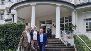 Andreas Wirth, Nadine Helbig und CEO Deutschland Prof. Dr. Marc Baenkler (von links) vor der Klinik.