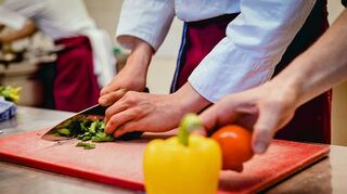 Läuft im Turbogang: Gemüseschneiden – bei Küchen-Profis sitzt jeder Handgriff. Es gibt nur zu wenige, die den Küchen-Job machen wollen, sagt die Gastro-Gewerkschaft NGG.