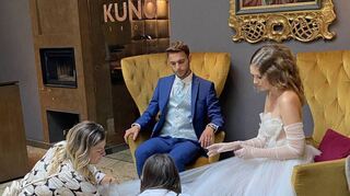 Auch bei der neuen Location in der Lobby des Hotels wird auf alles geachtet: Brautkleid und Anzug sollen keine Falten schlagen.