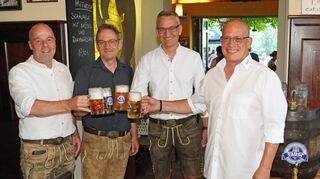 Festbierprobe mit von links: Festwirt Mathias Hofmann, Bürgermeister Bernd Kahlert, Brauerei-Chef Johannes Faust und Braumeister Stefan Falk.