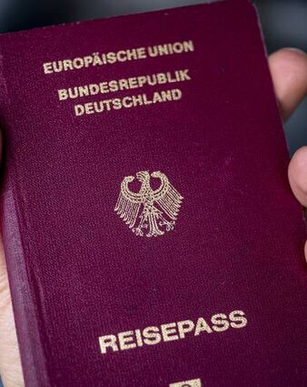 Wer gut integriert ist, soll schneller den deutschen Pass bekommen.