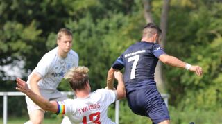 Neuzugang Alessandro Hatzis (Nr. 7) vom VfB Bad Mergentheim hielt am ersten Spieltag die Abwehr des TV Niederstetten auf Trab