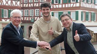 An der DHBW in Mosbach kann man den Schwerpunkt Holzbau in das Bauingenieurstudium integrieren. Das Bild zeigt Hartmut Werner, Ben Bock und Frank Brühl (von links).