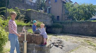 Der Platz vor der Morrequelle in Hettingen lädt zum Verweilen ein. Die Morre verläuft dort nur auf einem kurzen Stück innerhalb des Orts oberirdisch.