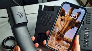 Sowohl Festnetz als auch Mobilfunk profitieren im Falle eines Stromausfalls zunächst mal von einem Batteriepuffer. Bei längerfristigen Problemen müsste die Versorgung dann allerdings über mobile Netzersatzanlagen erfolgen.