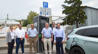 Zwei Schnellladesäulen wurden an der Tankstelle Herm in Betrieb genommen. In rund 20 Minuten kann die Batterie nachgeladen werden. Das Bild zeigt Bürgermeister Roland Burger (Dritter von links) und Stadtwerke-Geschäftsführer Andreas Stein (Dritter von rechts) mit Vertretern der Firma Herm und des Energieunternehmens MVV.