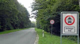 Bei einem Termin wurde die neue Beschilderung an der Panzerstraße in Walldürn vorgestellt.