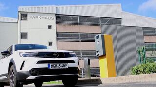 Das ticketlose Parken im Parkhaus Bahnhof (im Hintergrund) erleichtert die Nutzung. Hier sind im September zwei Stunden Parkzeit gratis – während die Modernisierung auch im Parkhaus Altstadt/ Schloss vorbereitet wird und dort der finale Neuanstrich erfolgt.