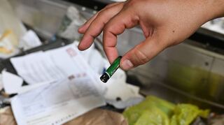 Immer wieder kommt es wegen unsachgemäß entsorgter Batterien und Akkus zu Bränden.