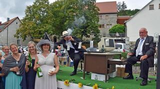 Gauvolksfest Röttingen: Jede einzelne Gruppe war ein wahrer „Hingucker“ für sich und wurde mit sehr viel Beifall für die Kreativität beim Wagenbau belohnt.